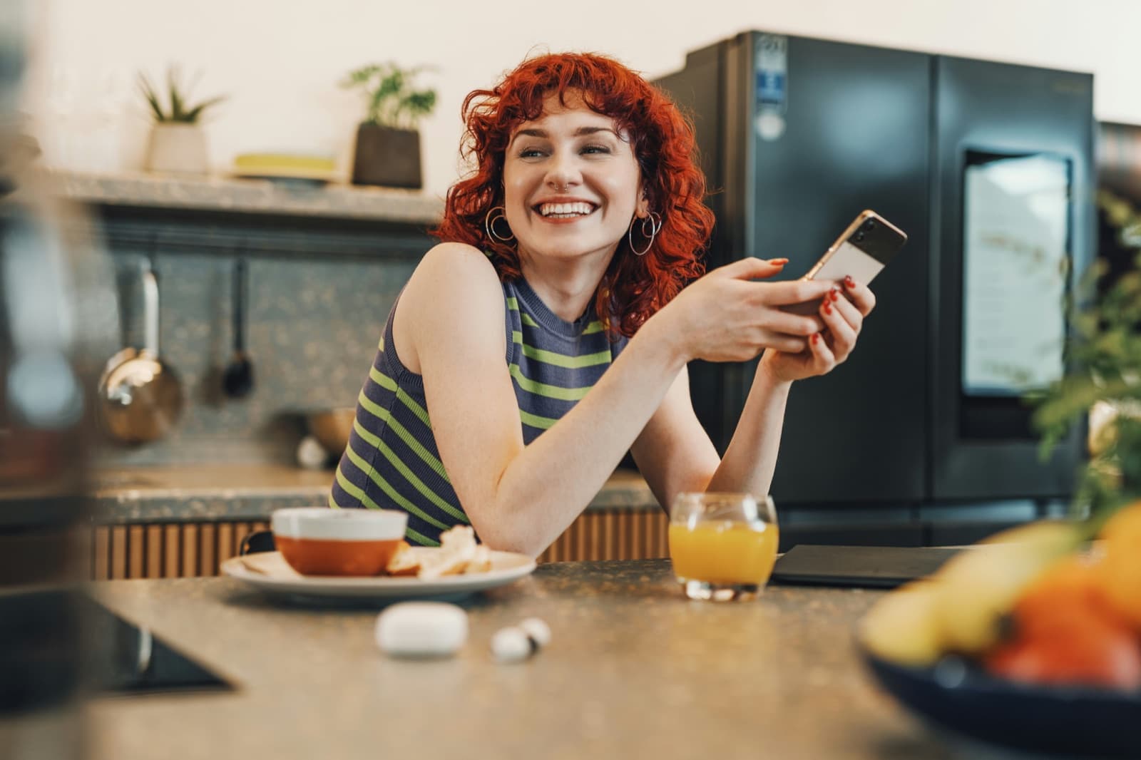 Tilfreds Unspent-bruger med telefon
